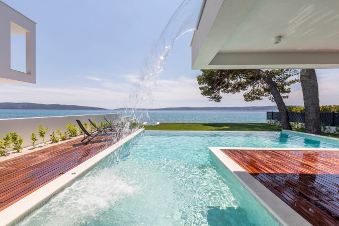 Die Luxusvilla Sea Star befindet sich am Ufer der Kastela Bay , Villa Sea Star - Luxusvilla mit privatem Pool und Strand in der Nähe von Split Kaštel Kambelovac
